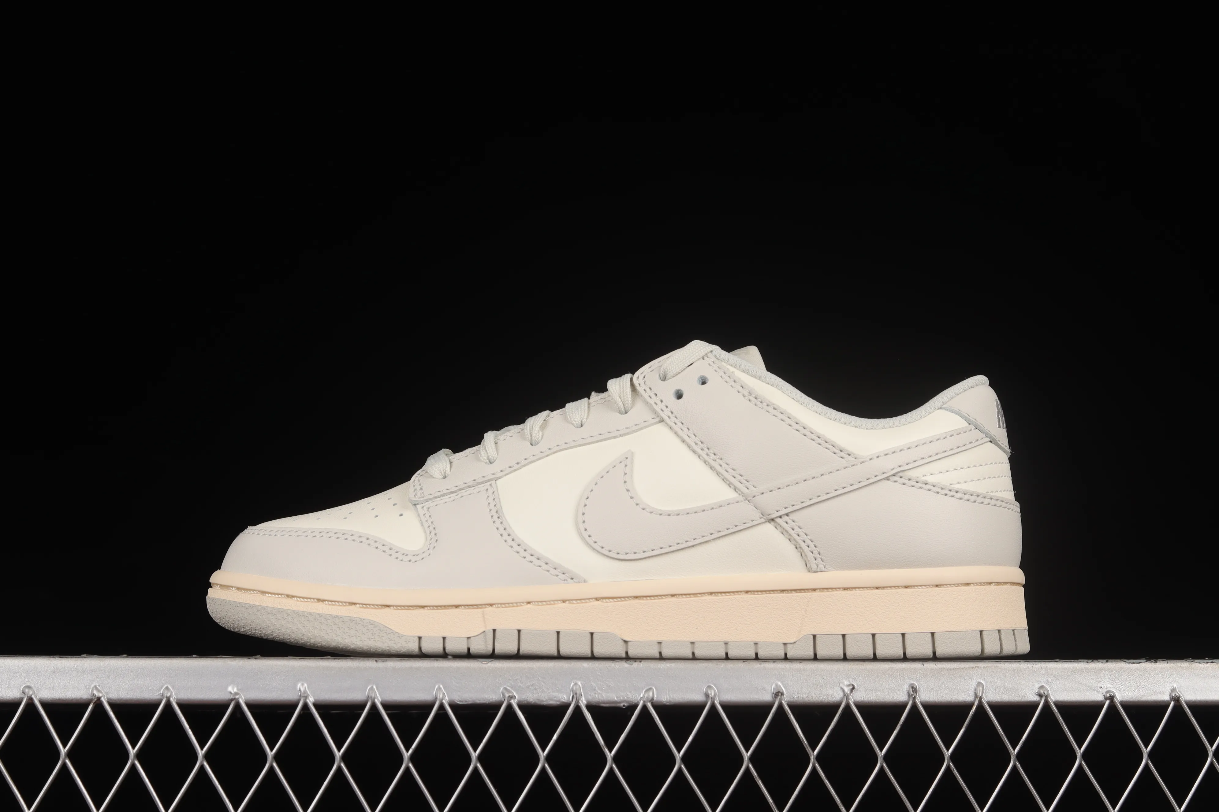 All categories Nk SB Dunk series Nk SB Dunk Low low-top sneakers pure original version Nk Dunk Low bone white color SB smashed backboard fashion casual sneakers DD1503-107